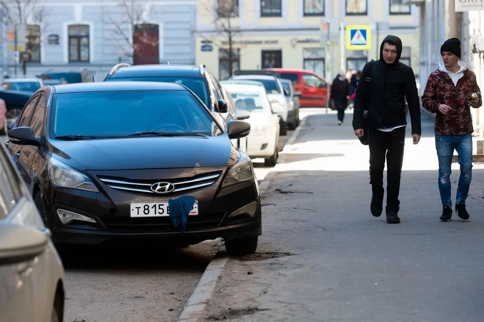 Более 5,4 тысячи госномеров очищено от посторонних предметов в зоне платной парковки Петербурга за осень.