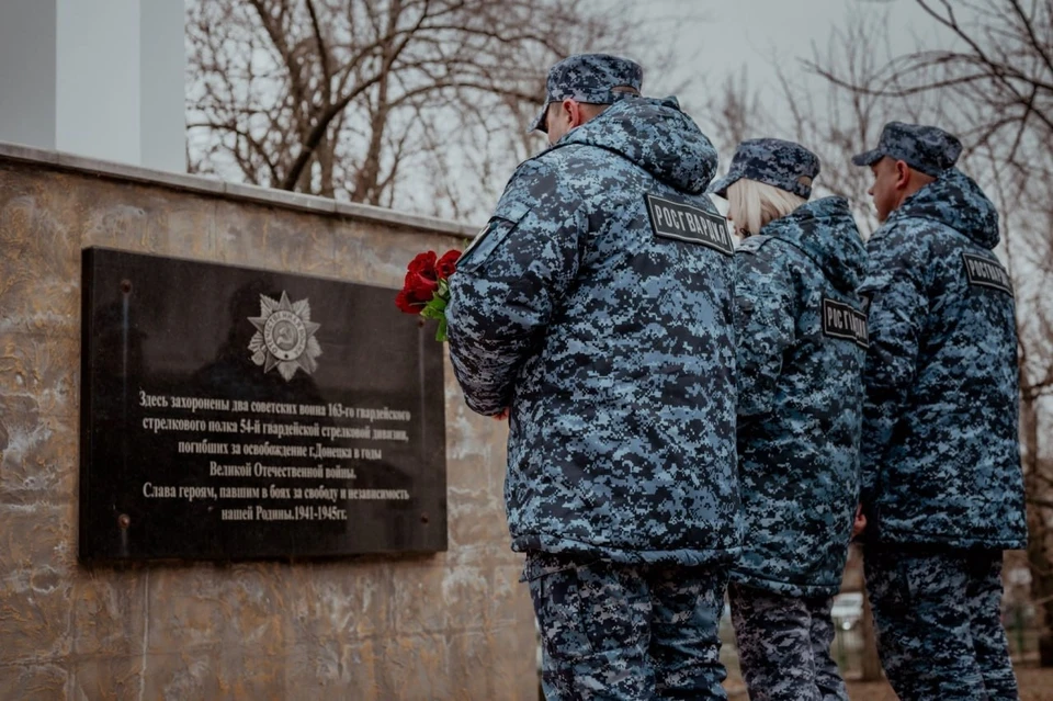 Память погибших советских воинов, чьи имена остаются неизвестными, росгвардейцы почтили минутой молчания. Фото: Пресс-служба Росгвардии