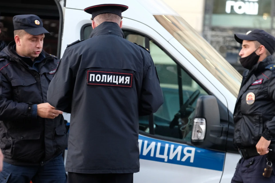 Полиция разыскивает подозреваемого.