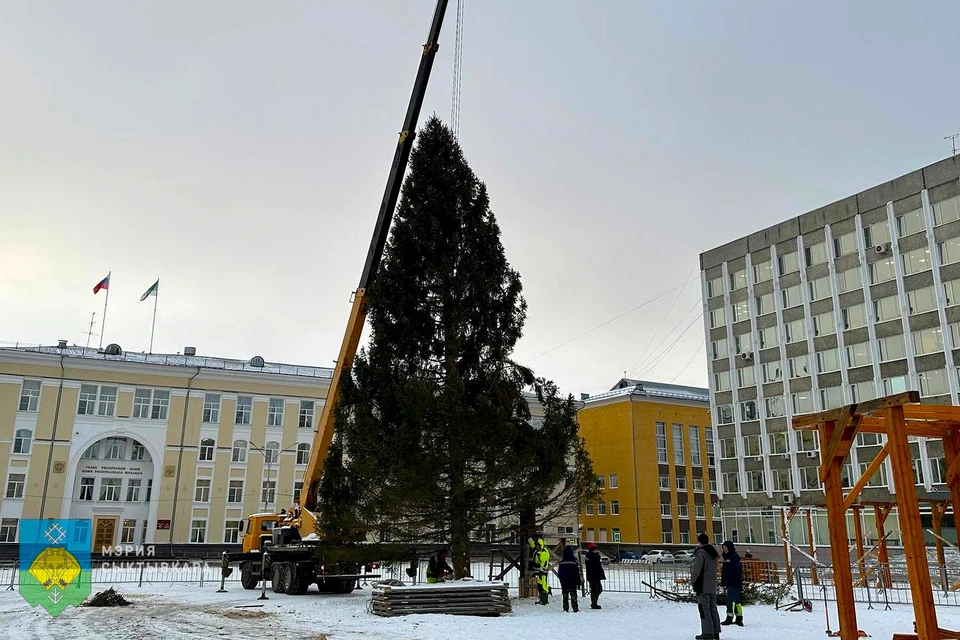 В Сыктывкаре на Стефановской площади установили 18-метровую новогоднюю красавицу. Фото: мэрия Сыктывкара.