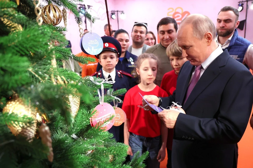 Мама 10-летнего Тимура описала состав подаренной Путину самодельной игрушки. Фото: Сайт Президента России