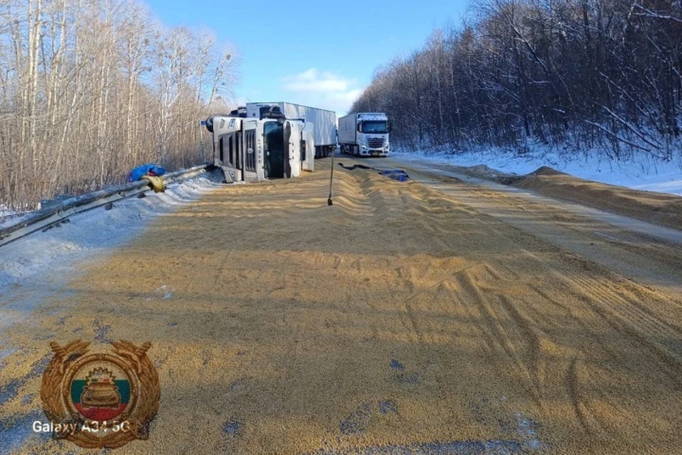 Грузовик с соей перевернулся на трассе в Хабаровском крае Фото: Госавтоинспекция Вяземского района