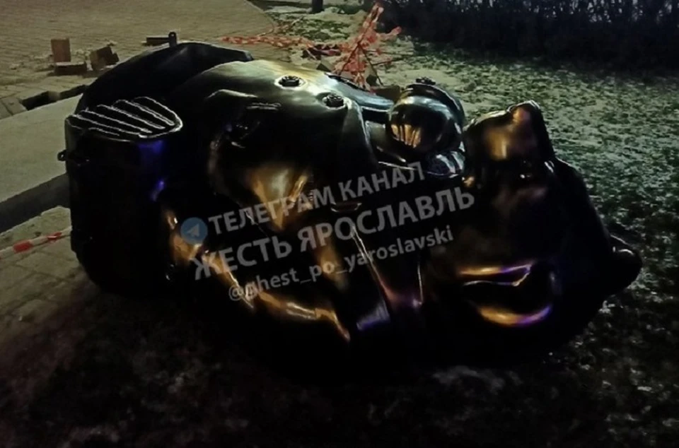 Арт-объект уже завалился на спину. ФОТО: группа "Жесть Ярославль" ВКонтакте