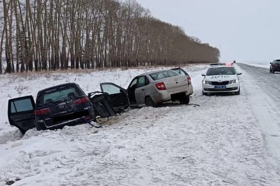 Автомобили улетели в кювет. Фото: ГУ МВД России по НСО