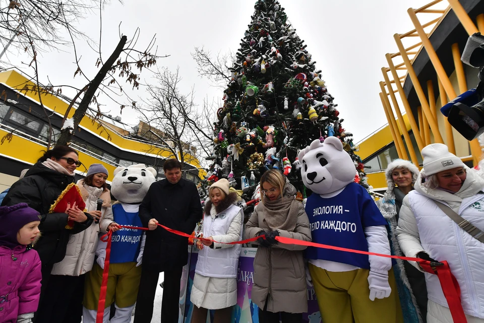 Главную экоёлку России открыли в Московском зоопарке