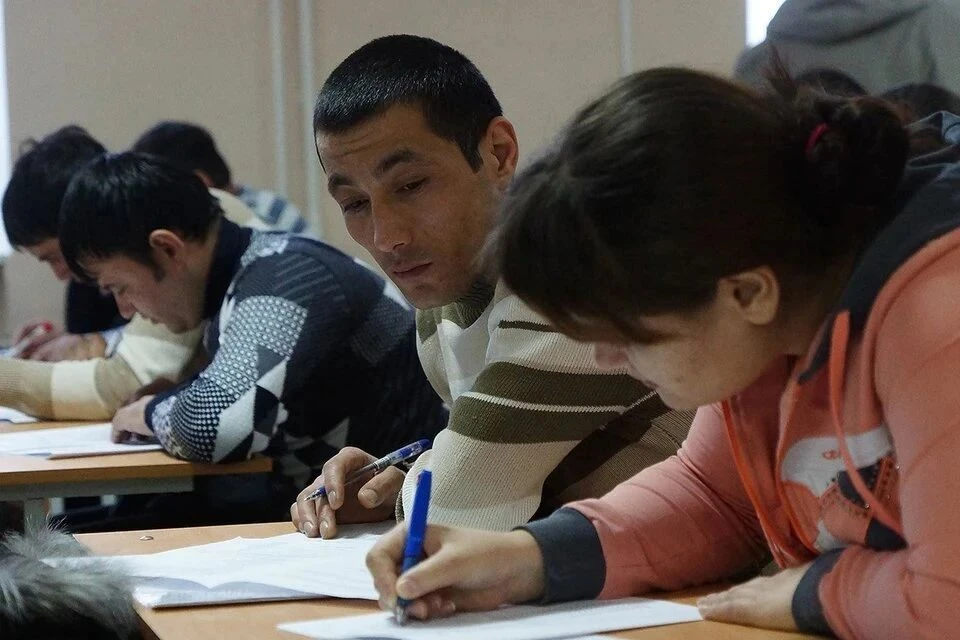 Кабмин утвердил учреждения, проводящие экзамен по русскому для мигрантов