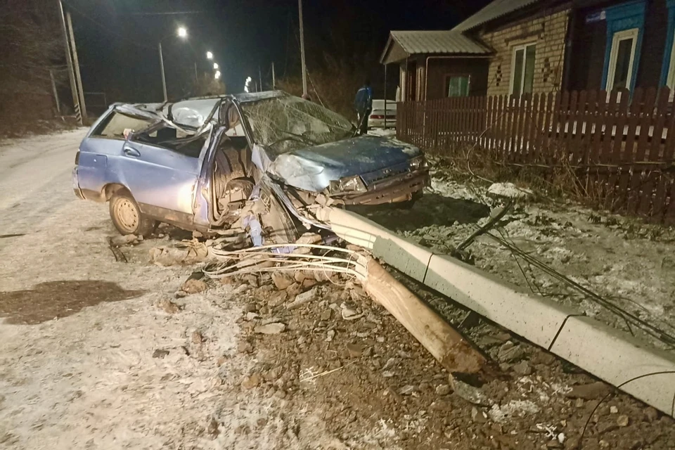 Мужчина с 10-летним ребенком влетел в столб на ВАЗ -21110 в Рязанской области.