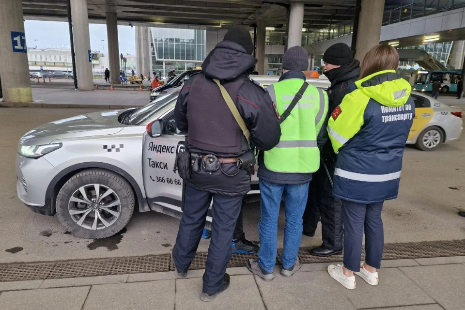 Таксистов проверили на соблюдение законодательства. Фото: Комтранс