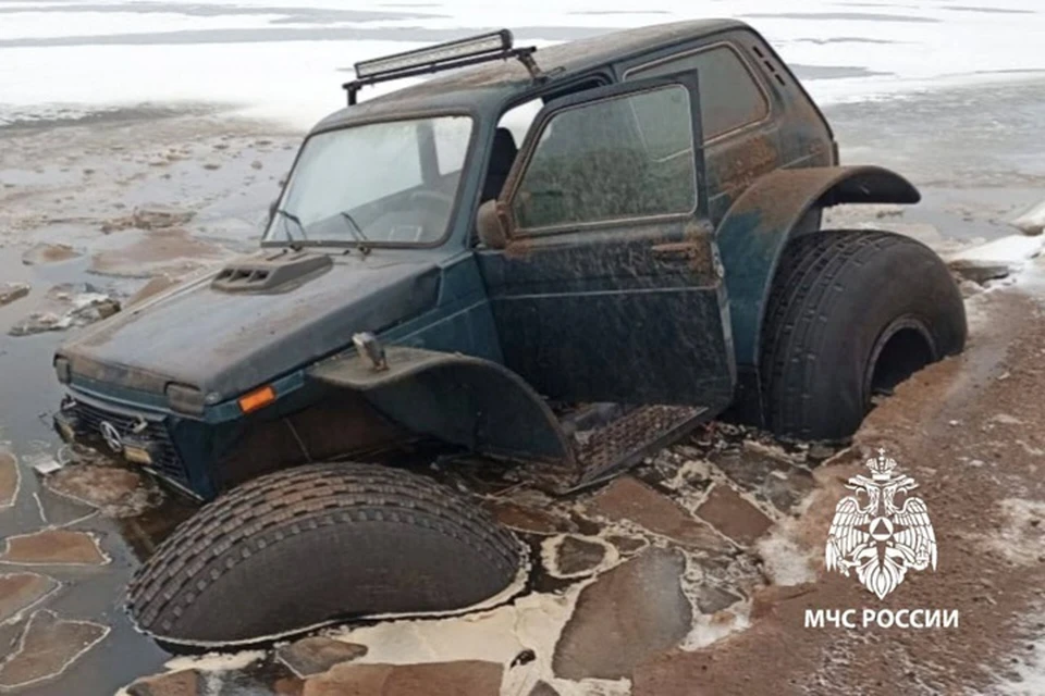 Сотрудники МЧС спасли водителя.