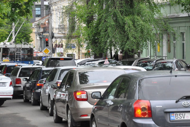 В Кишиневе уже грабят в пробках.