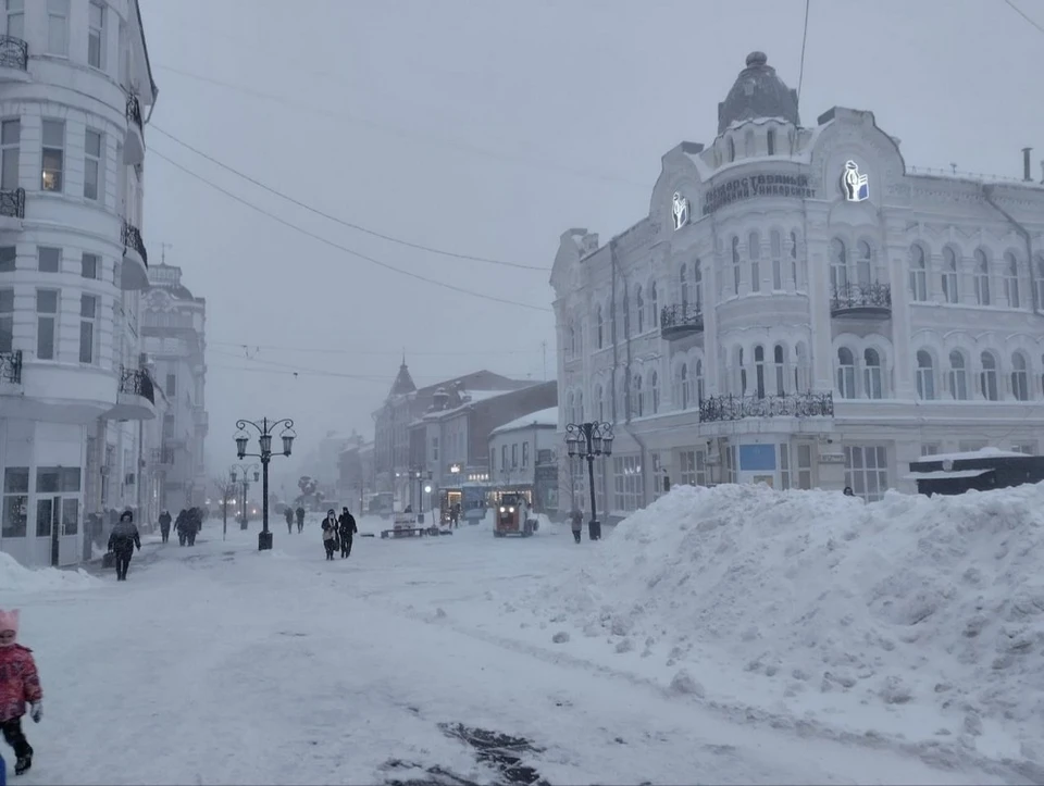 На дорогах образуются снежные заносы.