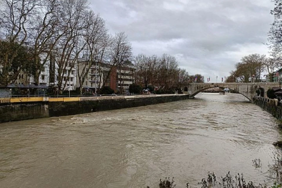 Вода в реках местами поднимается до опасных отметок. Фото: пресс-служба администрации Сочи