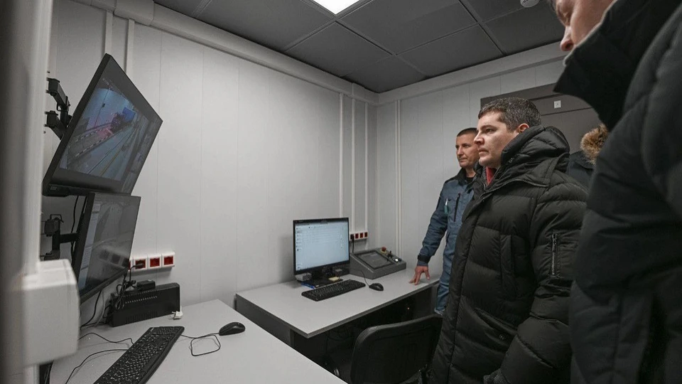Губернатор Ямала Дмитрий Артюхов оценил эффективность нового досмотрового комплекса. Фото: пресс-служба губернатора ЯНАО