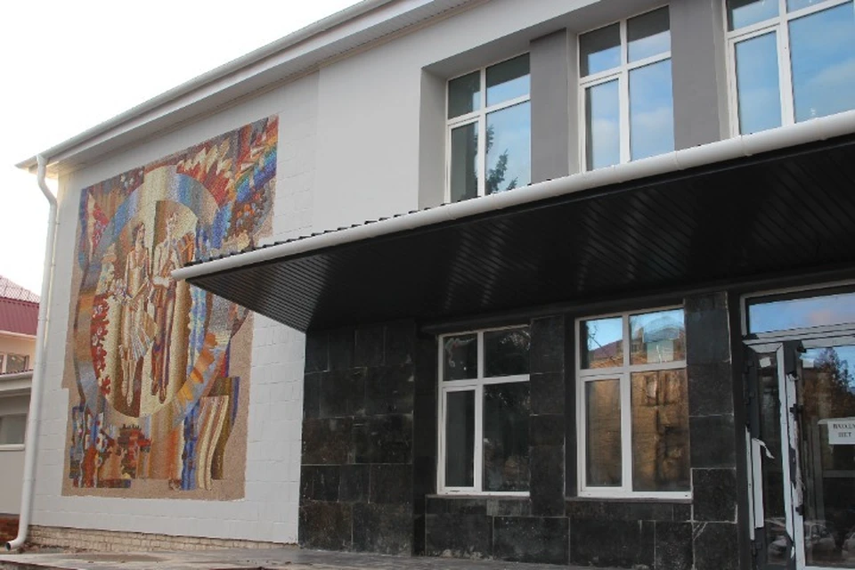 В ДК попало три снаряда