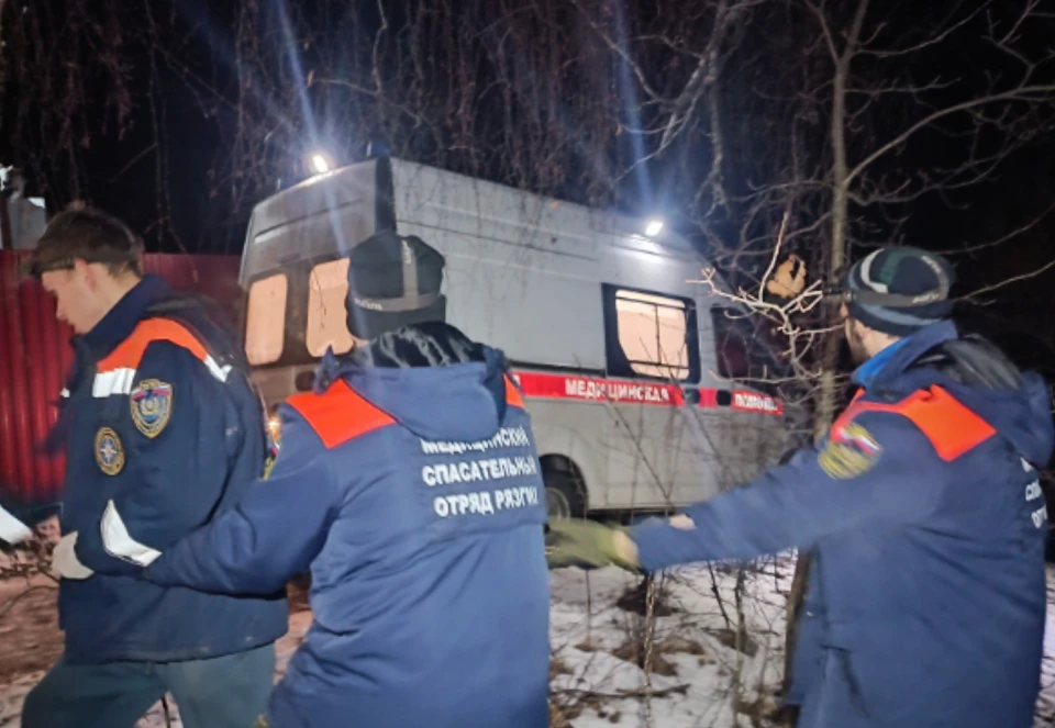 Застрявшую в Рязани «скорую» вытянули из западни волонтеры. Фото: МСО РязГМУ «Salus» им. В.И. Васильева