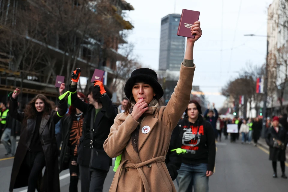 В Белграде протестующие выгнали людей с флагами ЕС