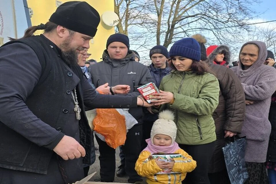 Миссионеры из Крыма раздали тонну мандаринов и 3000 подарков в Голопристанском округе. Фото: Специальный гуманитарный центр Крымской митрополии