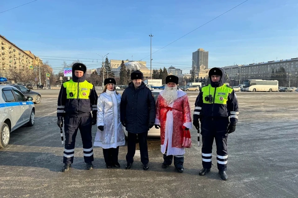 Снегурочка из Госавтоинспекции устроила раздачу подарков новосибирским водителям. Фото: Госавтоинспекция по Новосибирской области