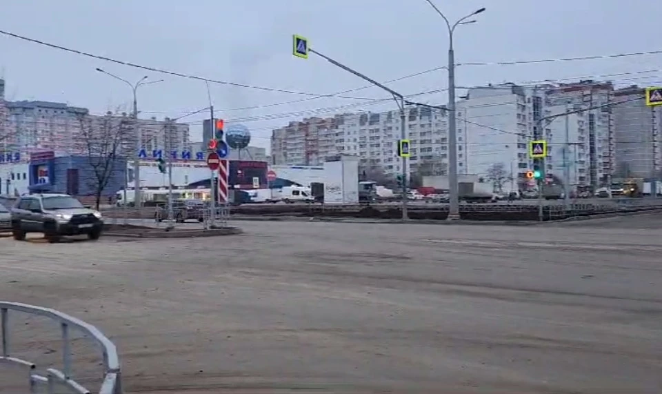 Первые машины уже поехали по новой дороге.