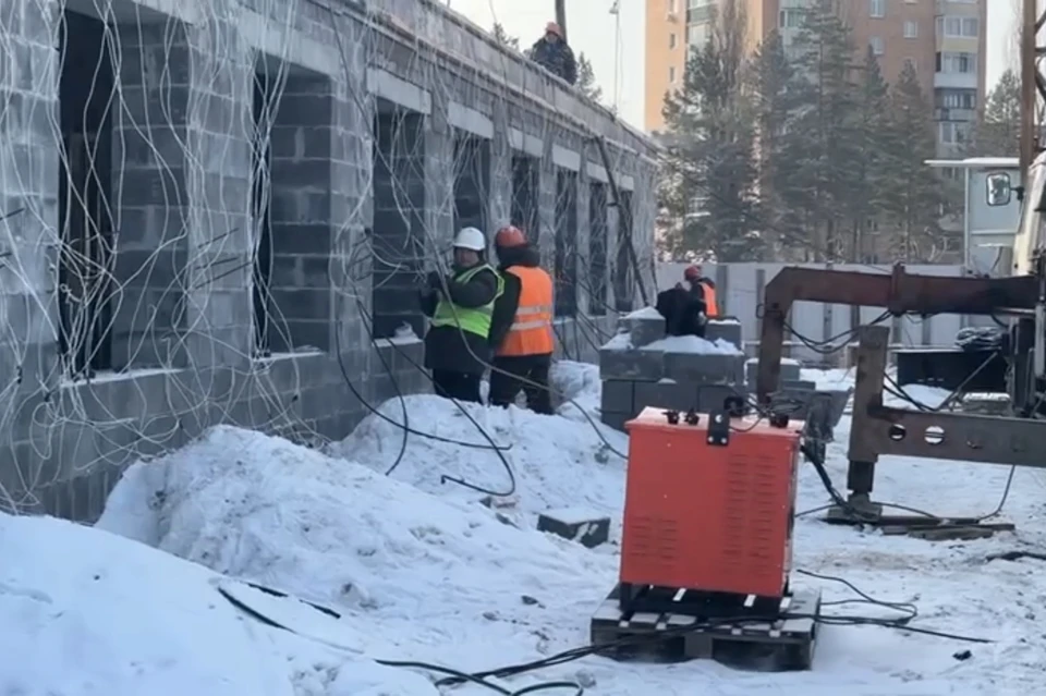 Сейчас на объекте строительства проводятся последние бетонные работы. Фото: принтскрин видео с официального канала губернатора Приморского края.