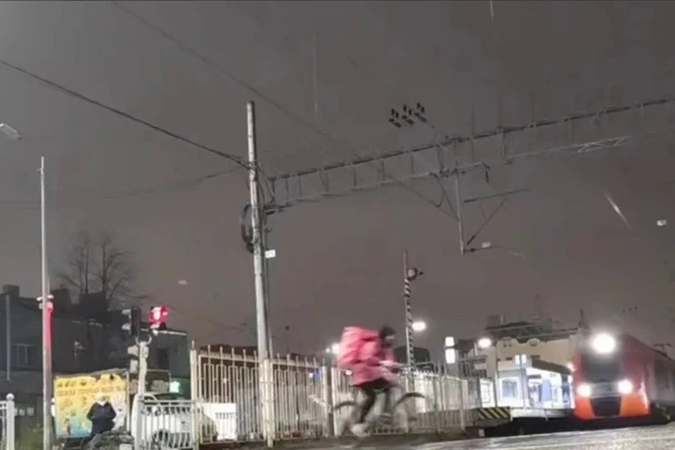 В сантиметре от трагедии: Курьер едва не погиб под электричкой и попал на видео