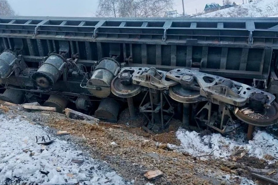 Сошли четыре вагона с рудой. Фото: пресс-служба Уральской транспортной прокуратуры.