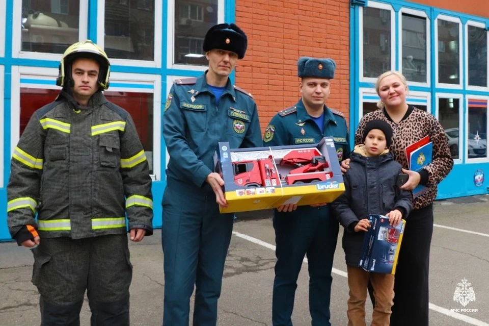 Глеб вместе с мамой побывал в пожарной части Фото: пресс-служба МЧС России