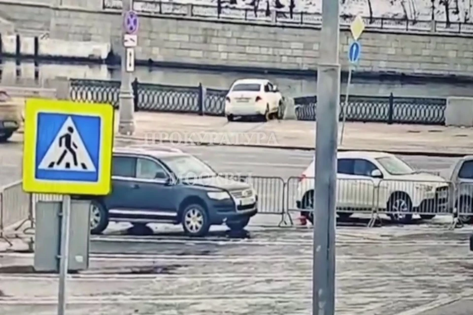 Видео падения автомобиля в реку в центре Москвы опубликовала прокуратура