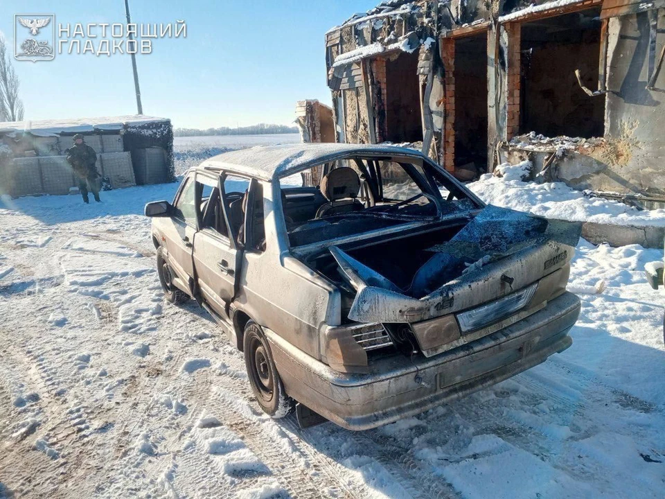 На перекрестке дорог Черемошное - Никольское Белгородского района дрон-камикадзе повредил машину.