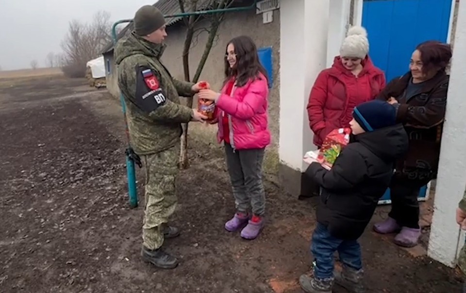 Помогают пенсионерам, многодетным семьям и оставшимся без хозяев питомцам: российские военнослужащие регулярно направляют гумпомощь в ЛНР