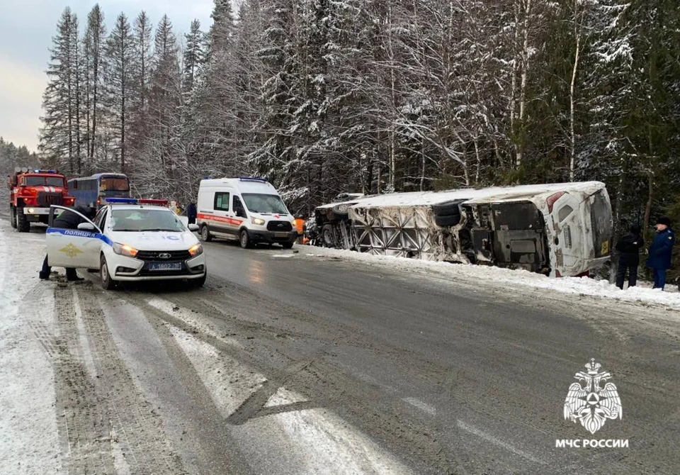 В автобусе ехало 43 человека. Фото: МЧС Республики Карелия