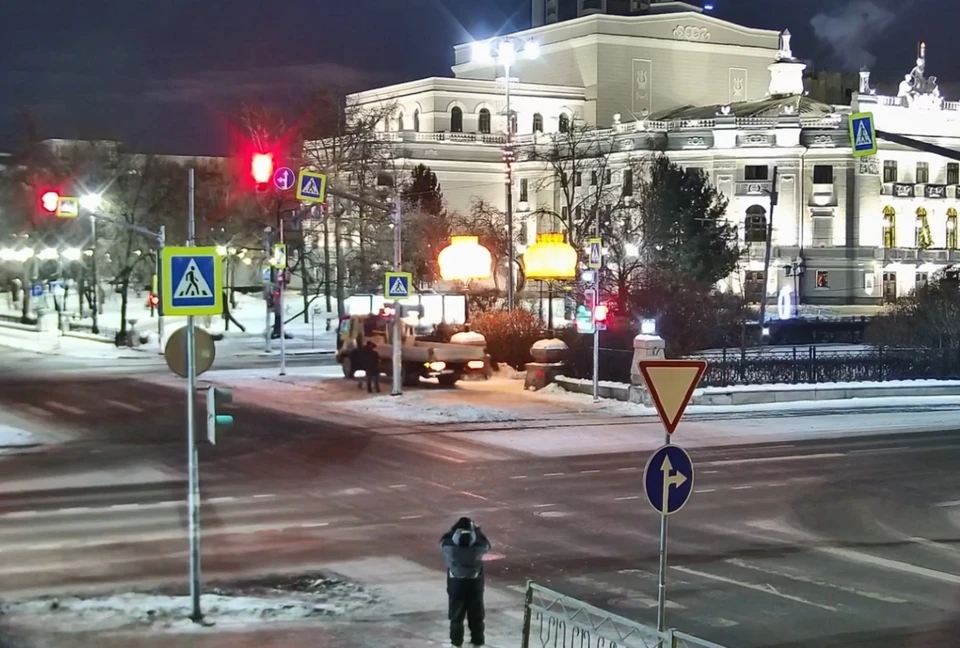 Вероятно, абажуры будут украшать центр города до середины весны Фото: Тимофей Радя