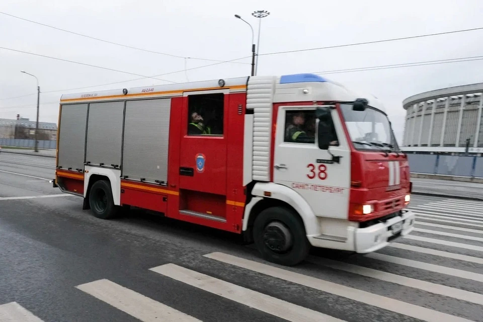 Пенсионерка получила серьезные ожоги в пожаре в Петербурге.