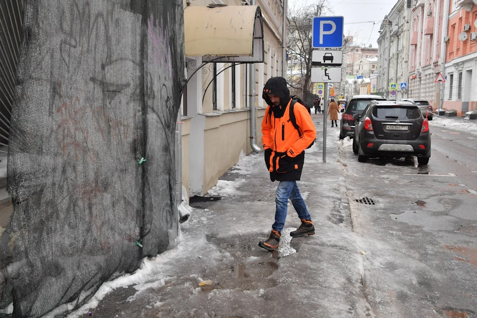 Сильная гололедица сохранится на столичных дорогах и тротуарах