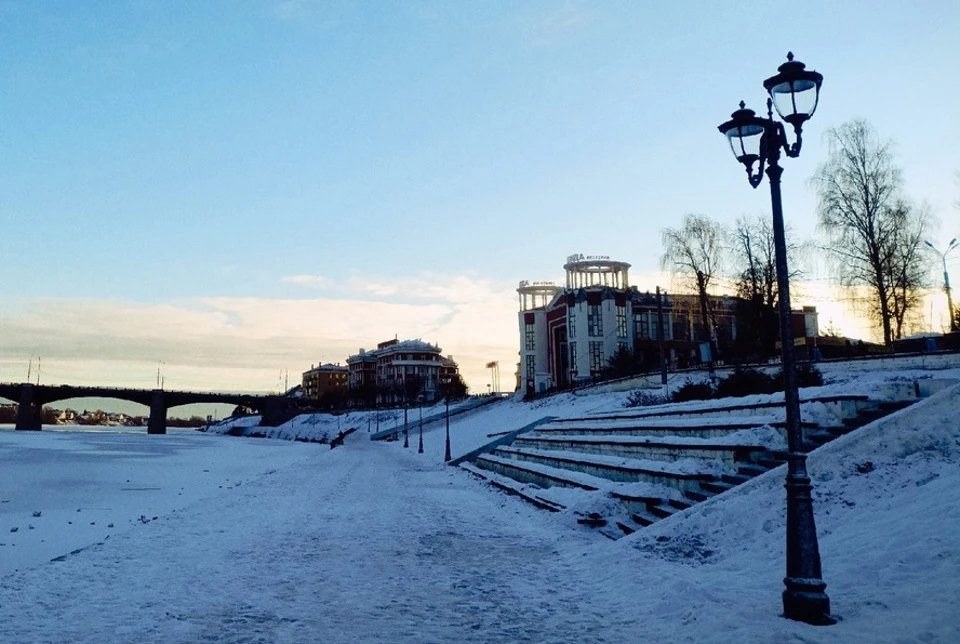 Фонари выполнены в ретростиле.