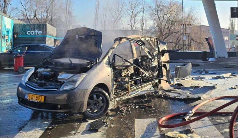 Автомобиль службы такси взорвался на заправке. Фото: соцсети