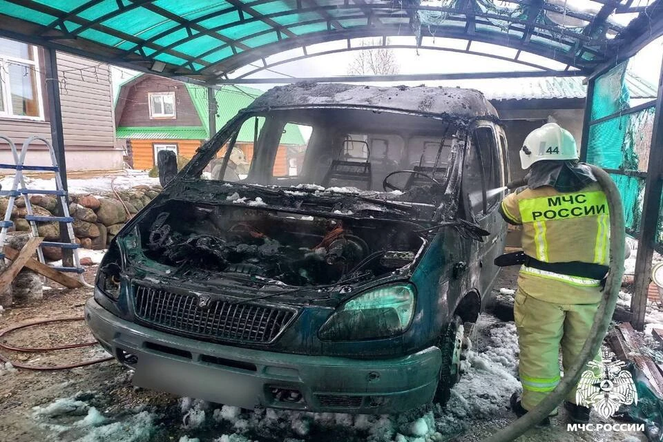 Сгоревший автомобиль. Фото: Главное управление МЧС России по Тверской области