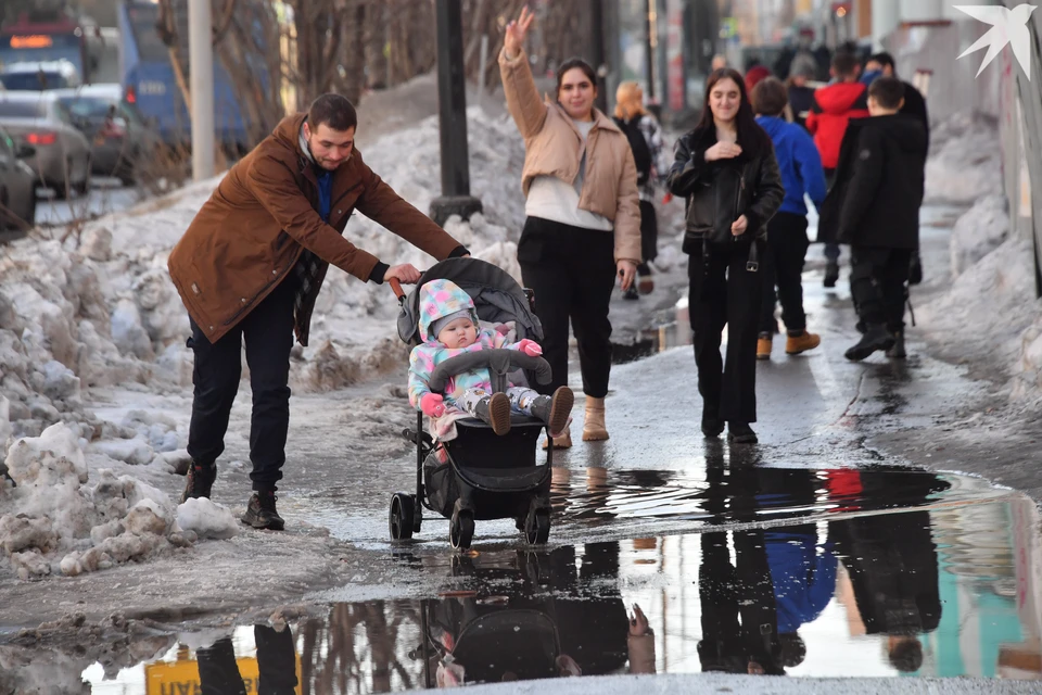 В Мурманске во время оттепели образовались глубокие и широкие лужи.