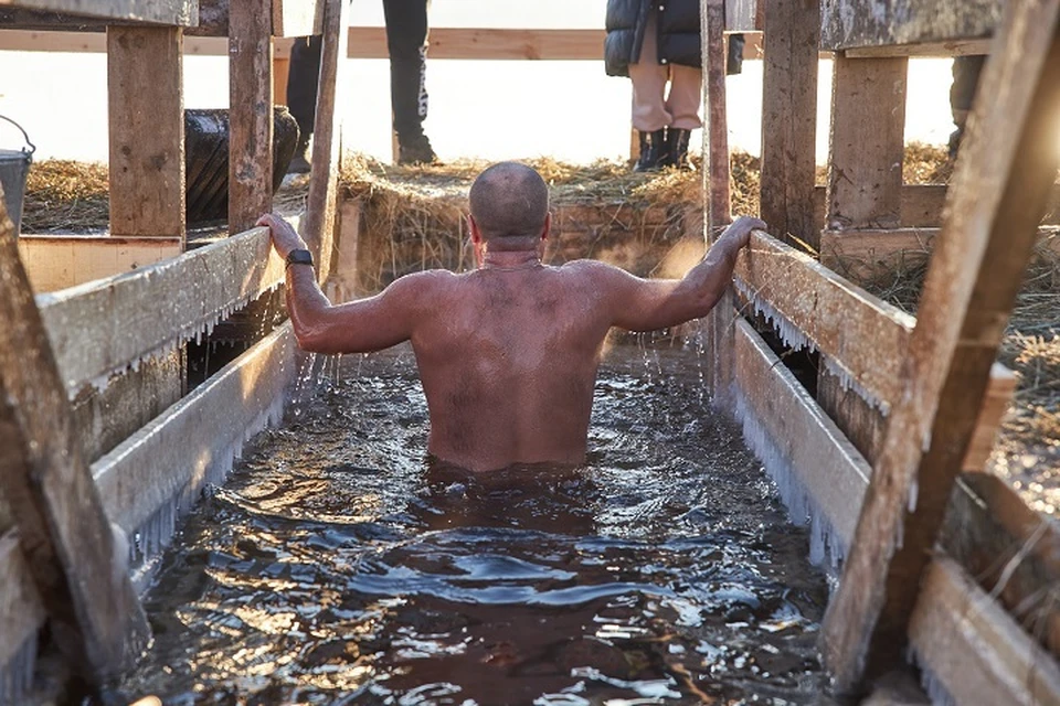 Погружение в ледяную воду является огромным стрессом для организма.