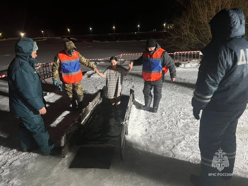 Более 20 тысяч человек уже окунулись в ледяную воду.