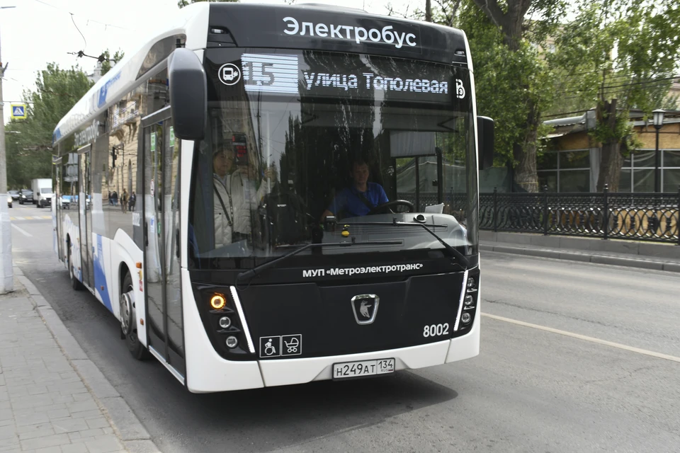 Водитель электробуса чудом не наехал на пешехода.