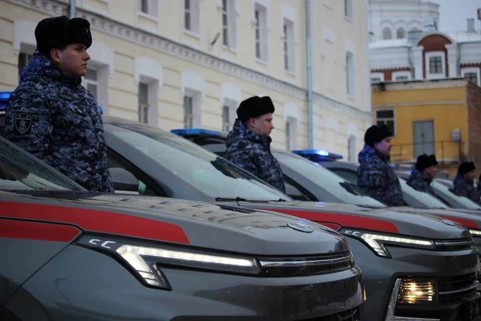 Новые автомобили передали сотрудникам правопорядка. Фото: пресс-служба Управления Росгвардии по Самарской области