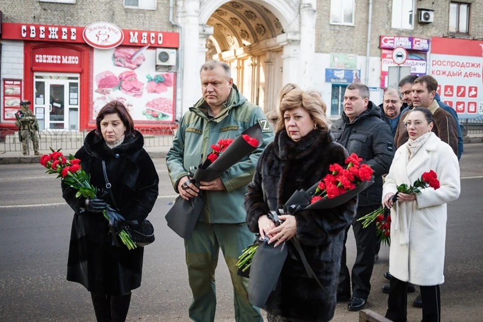 В Донецке возложили цветы к месту обстрела ВСУ на Боссе в 2015 году. Фото: ОД ДР