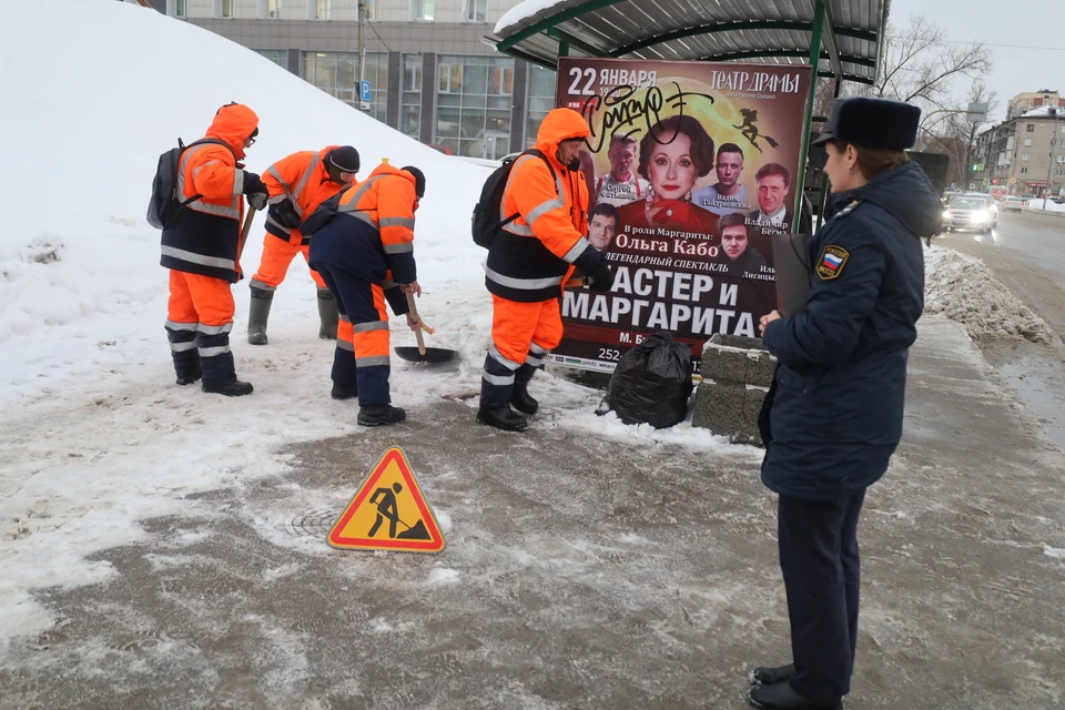 Должники убирают снег. Фото: ГУФССП России по Алтайскому краю