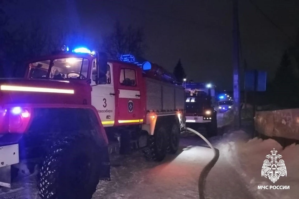 Опубликованы фото с места пожара в Новосибирске, где погибли две женщины и ребёнок. Фото: ГУ МЧС по НСО.