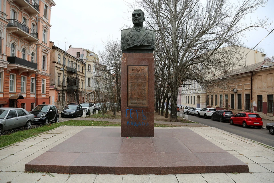 В Одессе вандалы осквернили бюст известного советского полководца Родиона Малиновского