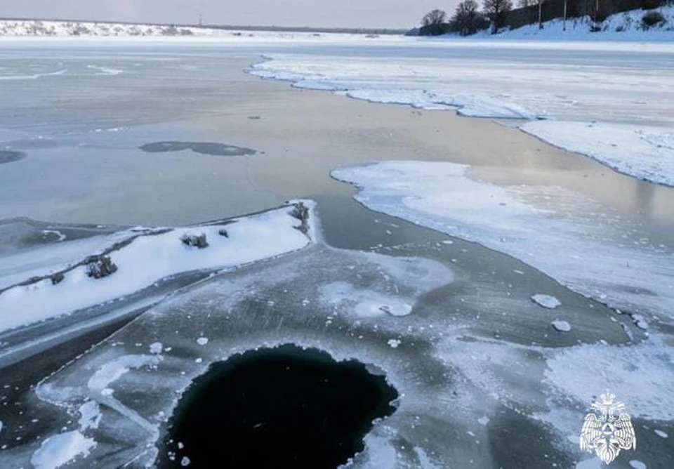 Снегоход провалился под лед Горьковского водохранилища. Фото: МЧС России