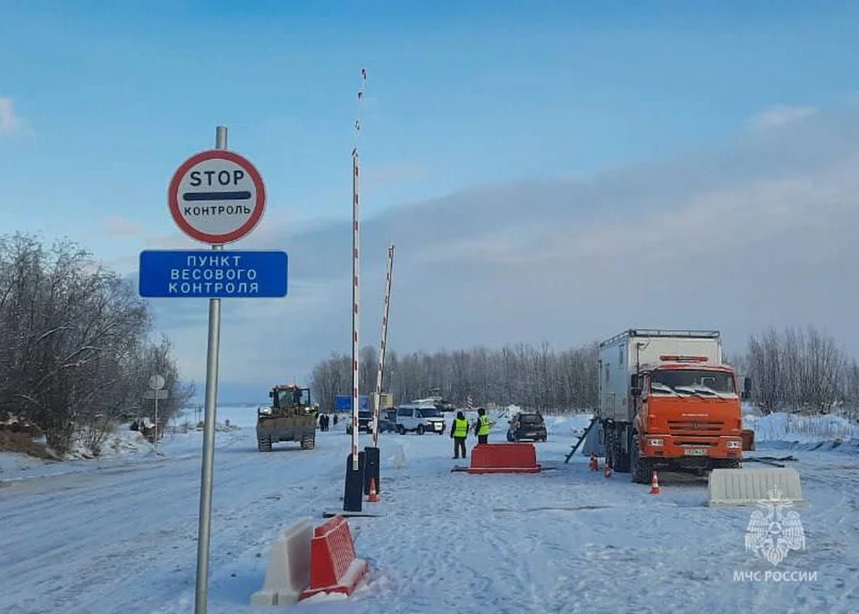 Повышен тоннаж на шести ледовых переправах.Фото: МЧС России по РС (Я).