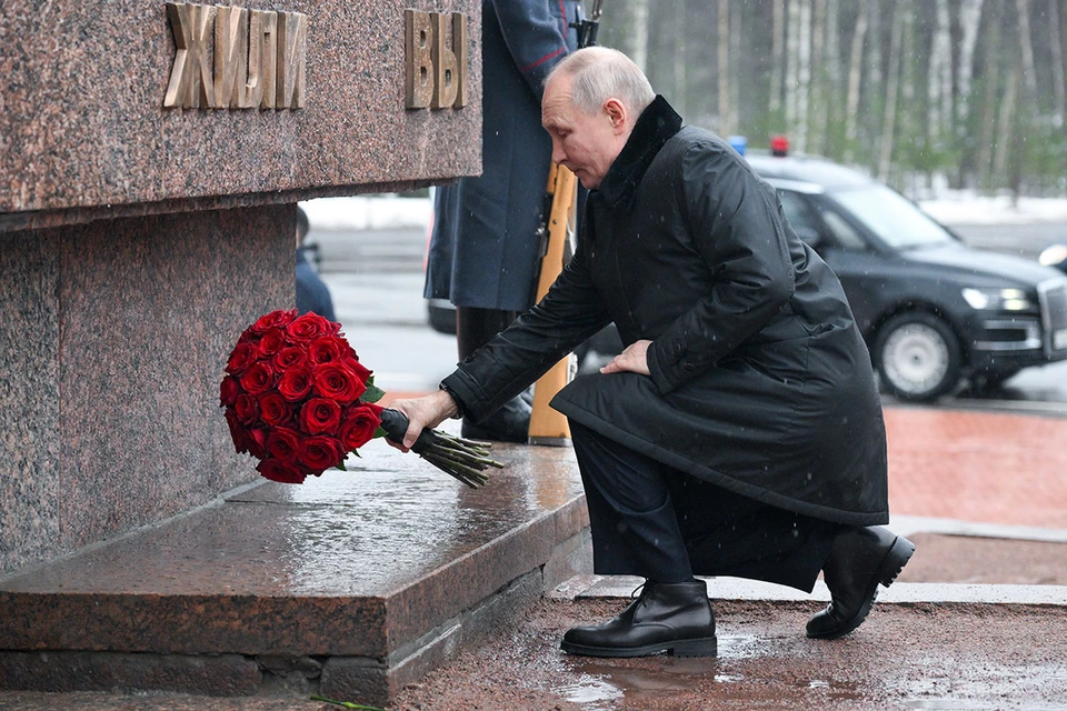 Президент сразу же отправился к мемориалу «Рубежный камень». Этот военно-исторический комплекс по другому здесь еще называют «Невский пятачок». Фото: Вячеслав Прокофьев/пресс-служба президента РФ/ТАСС