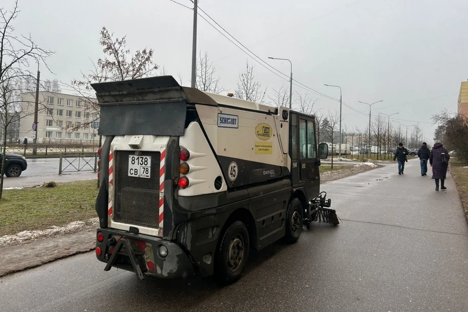 На улицы Петербурга в конце января вывели технику, которую обычно используют в теплый сезон. Фото: Комитет по благоустройству